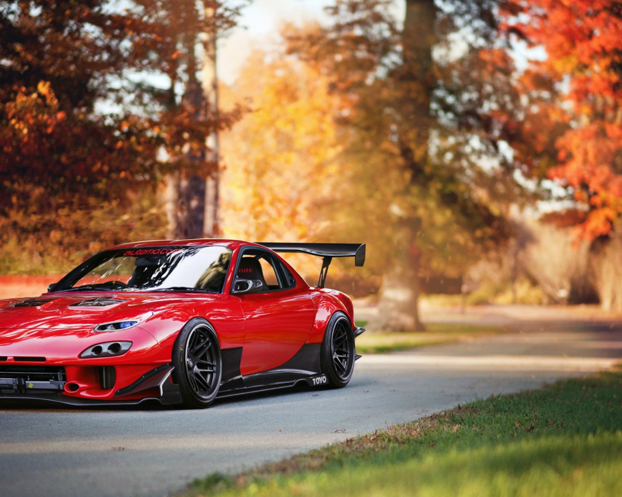 Красная Mazda RX-7