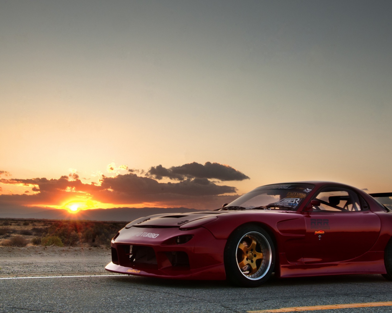 Красная Mazda RX-7 на фоне заката