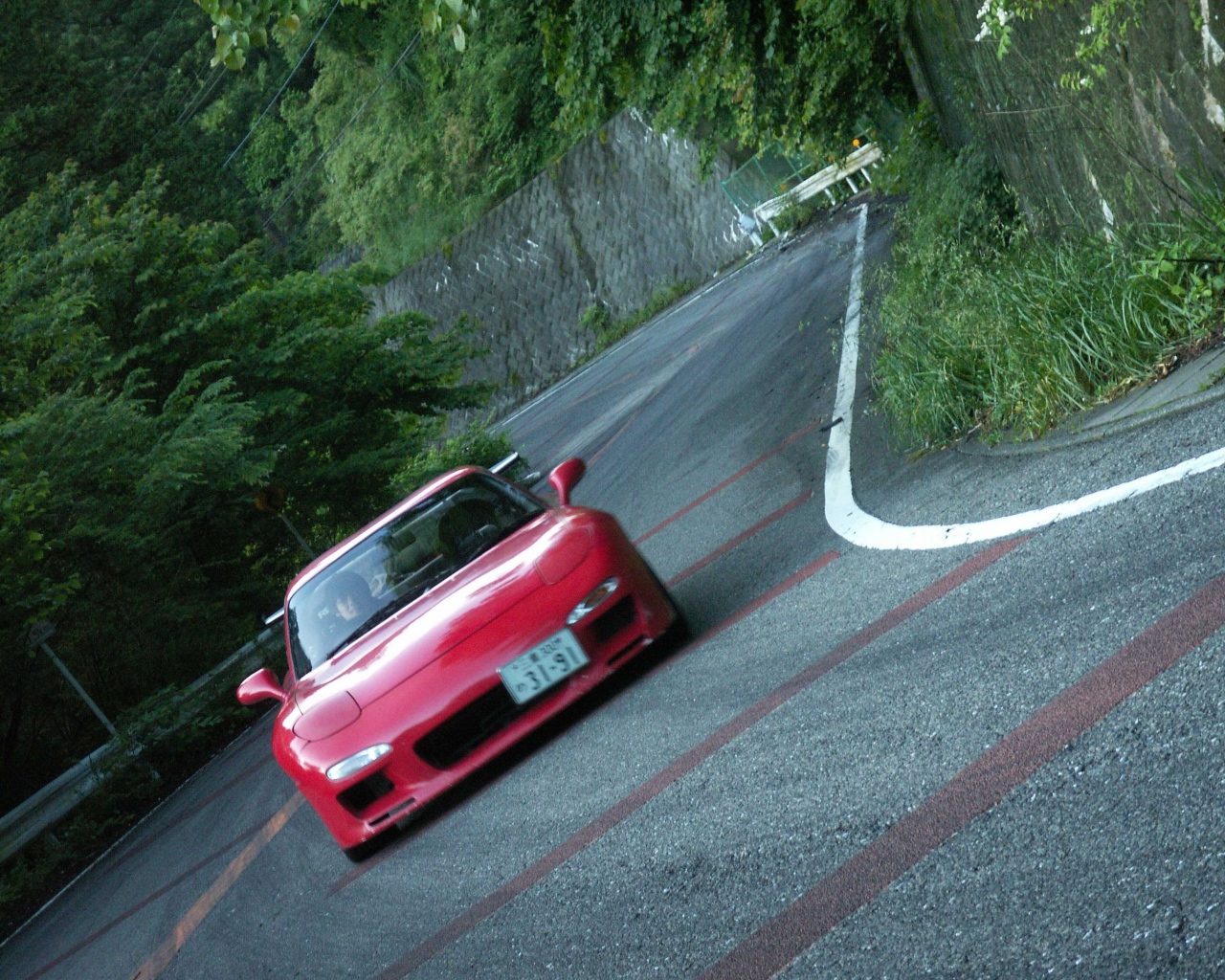 Красная Mazda RX-7 на гоночном треке