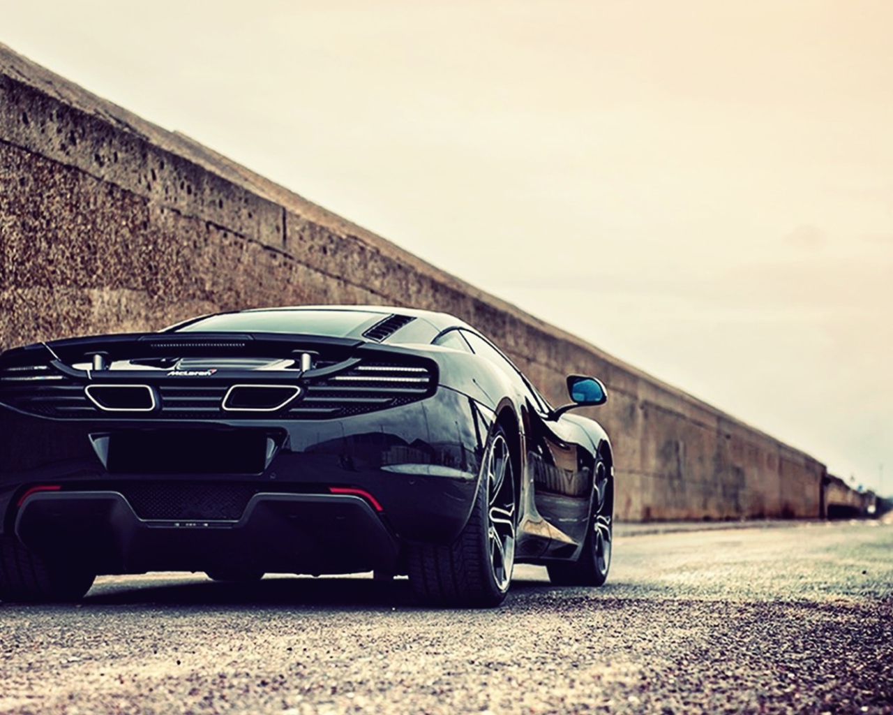 Черный McLaren MP4-12C у стены