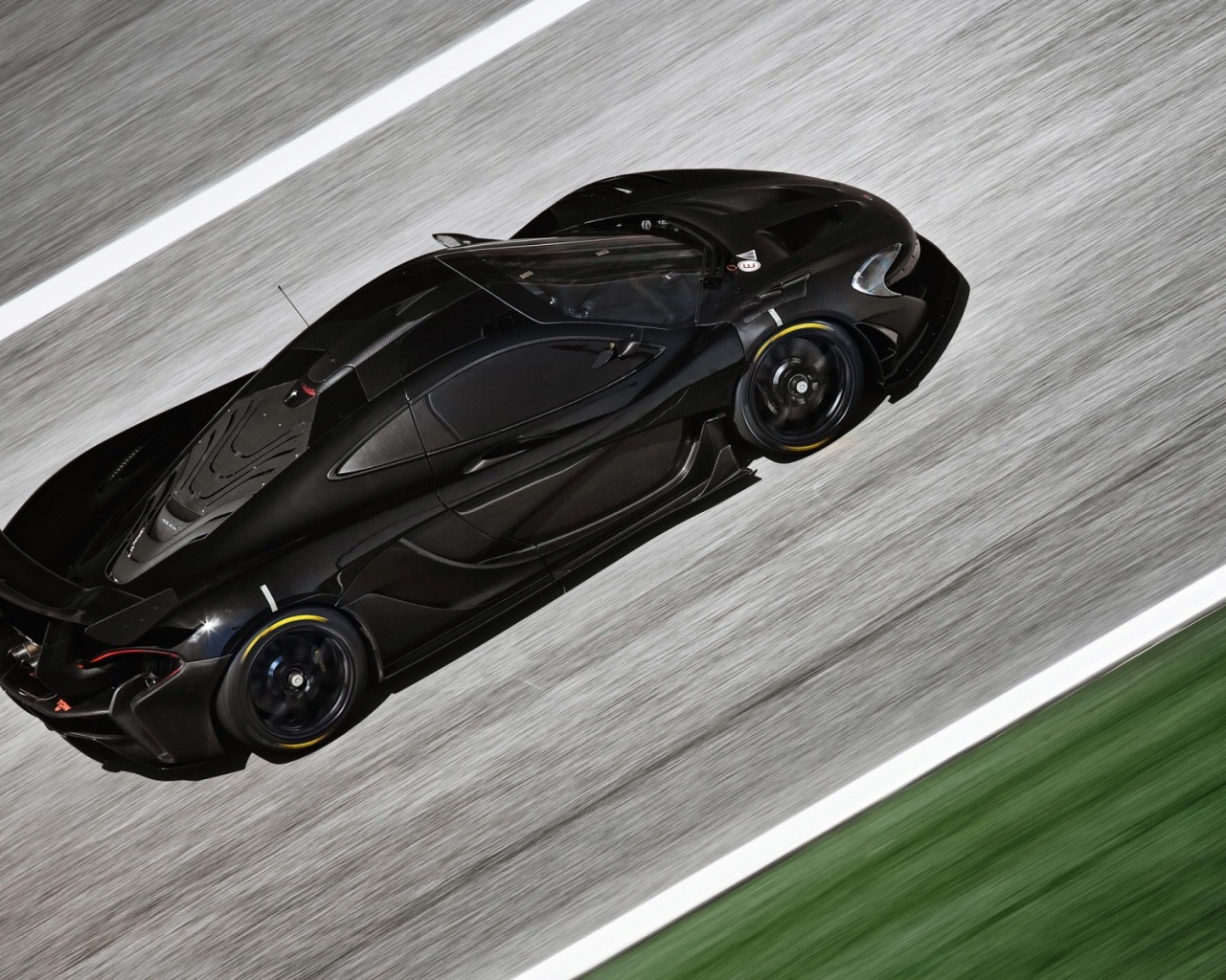 Черный McLaren P1 на сером шоссе