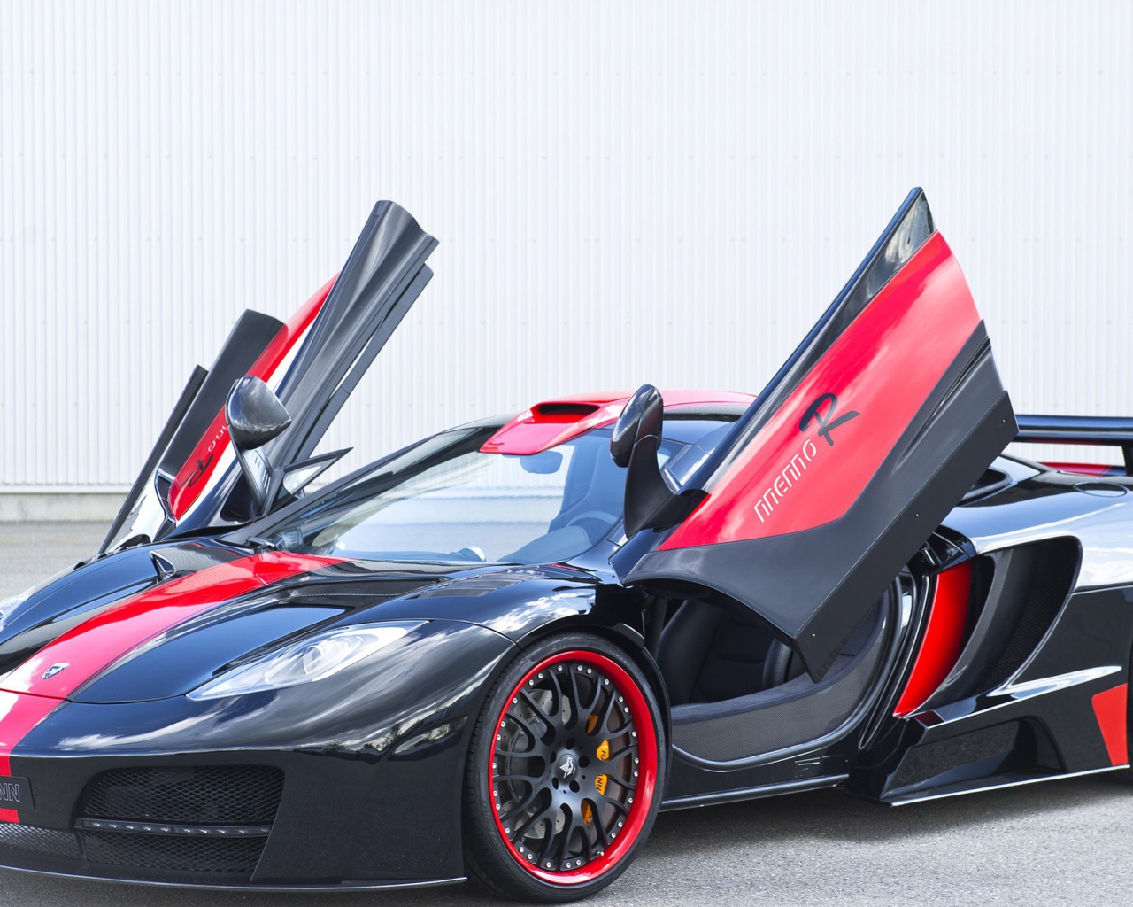 Черно красный McLaren MP4-12C