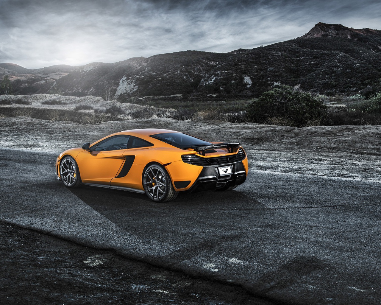 Оранжевый McLaren MP4-12C за городом