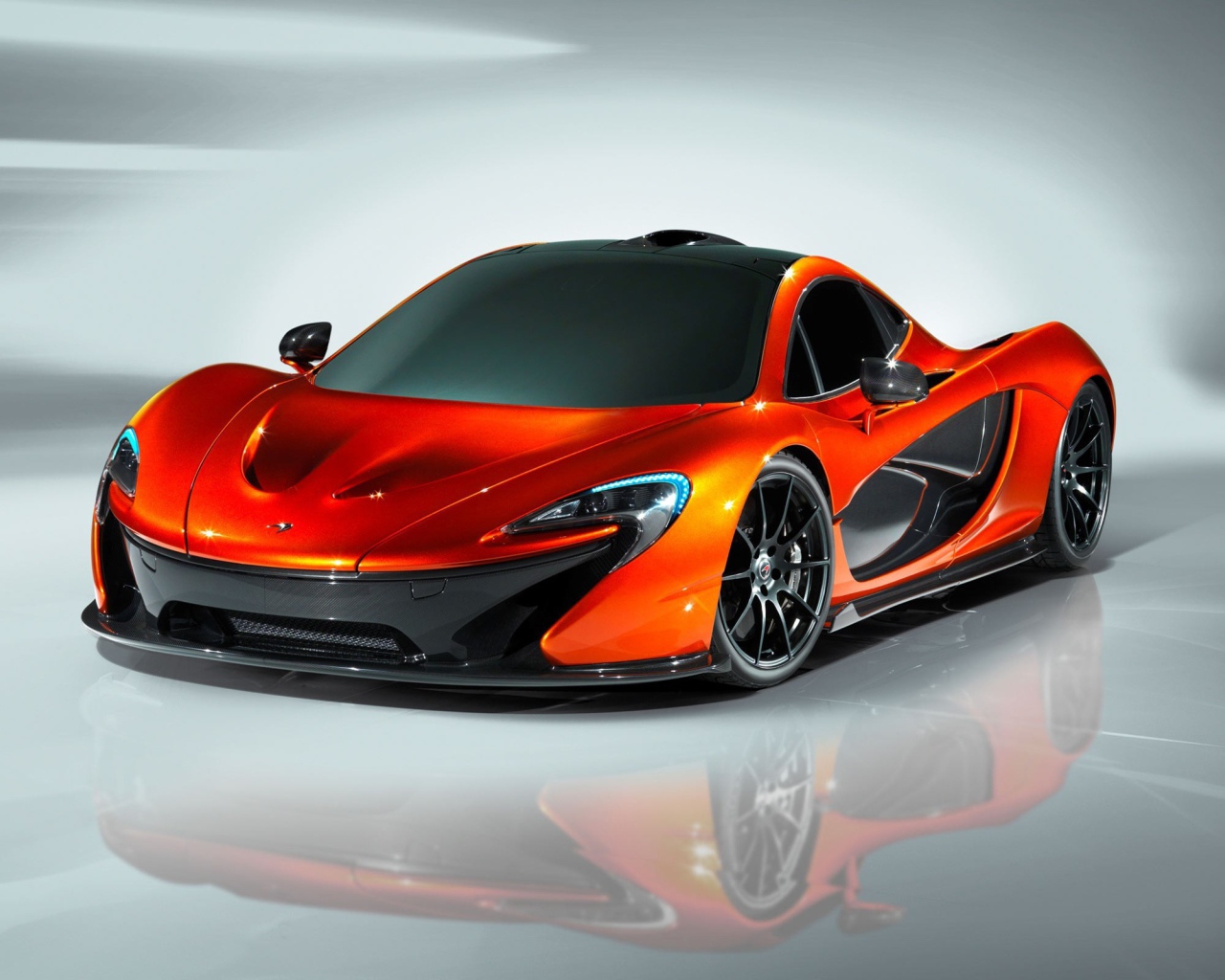 Оранжевый McLaren P1 на сером фоне