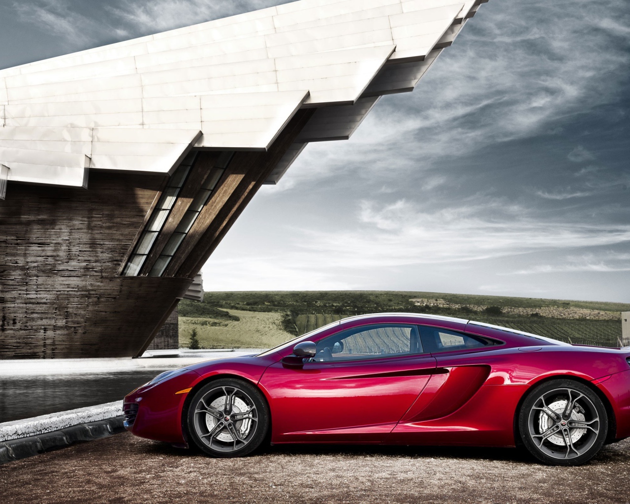 Спортивный McLaren MP4-12C у здания