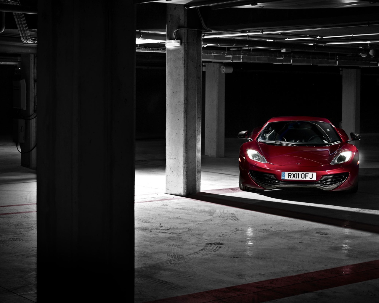 Красный McLaren MP4-12C на подземной парковке