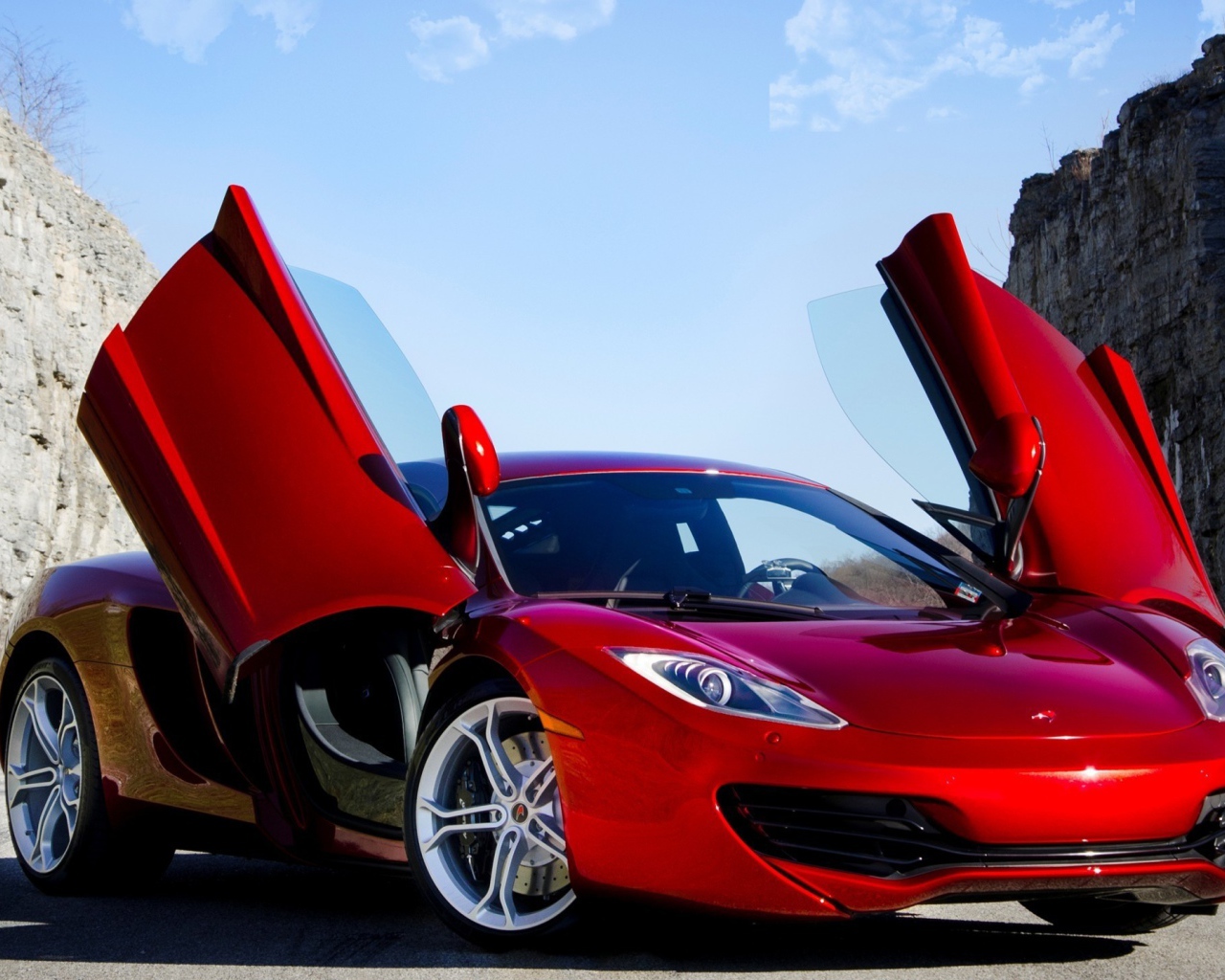 Красный McLaren MP4-12C с открытыми дверями
