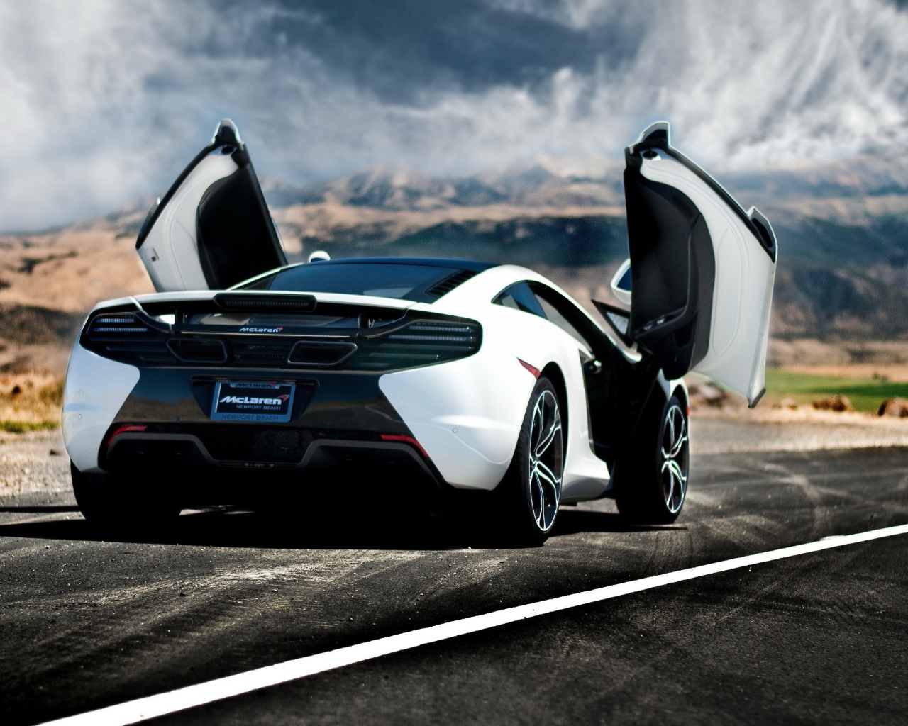 Белый McLaren MP4-12C с открытыми дверями