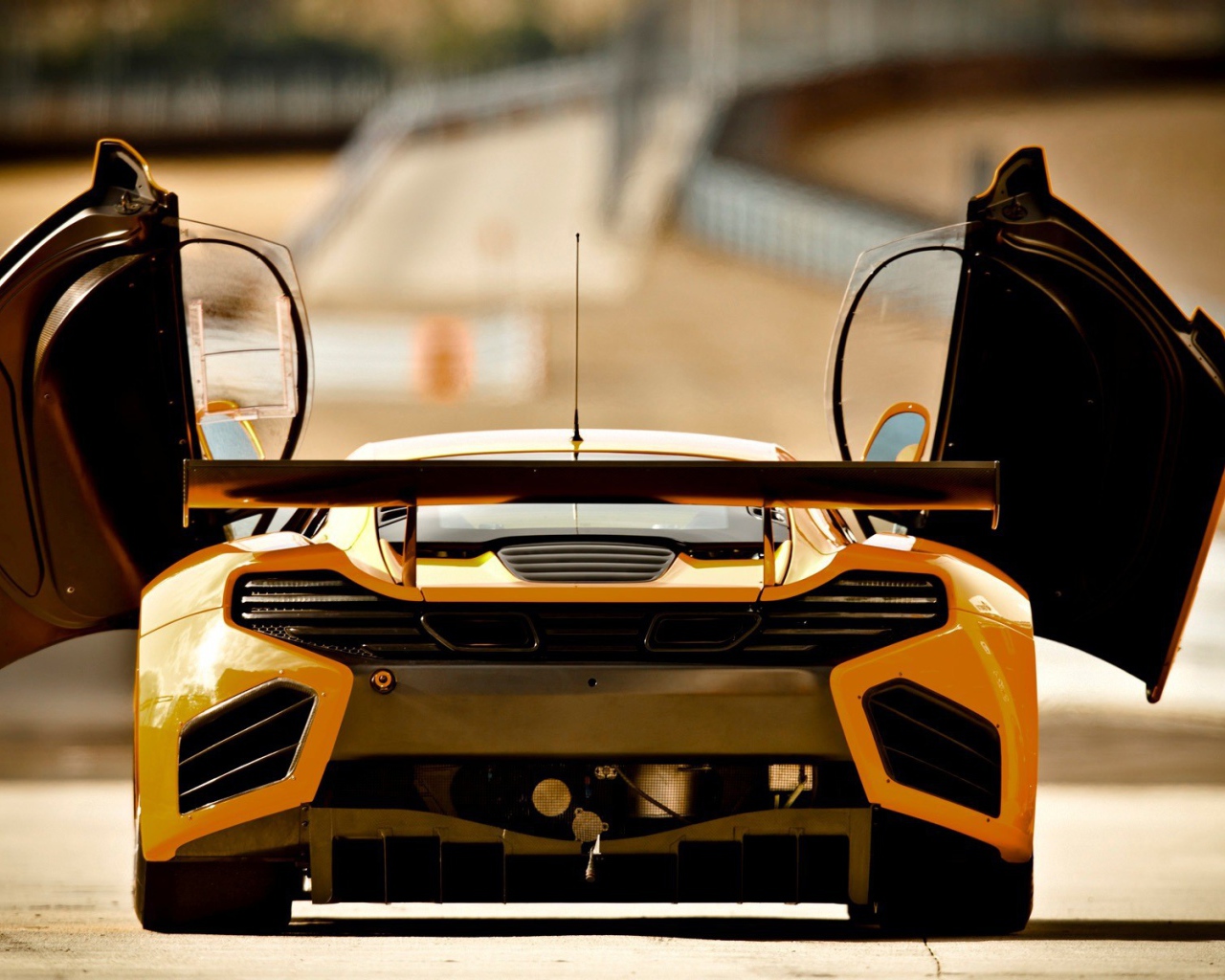 Желтый McLaren MP4-12C с открытыми дверями