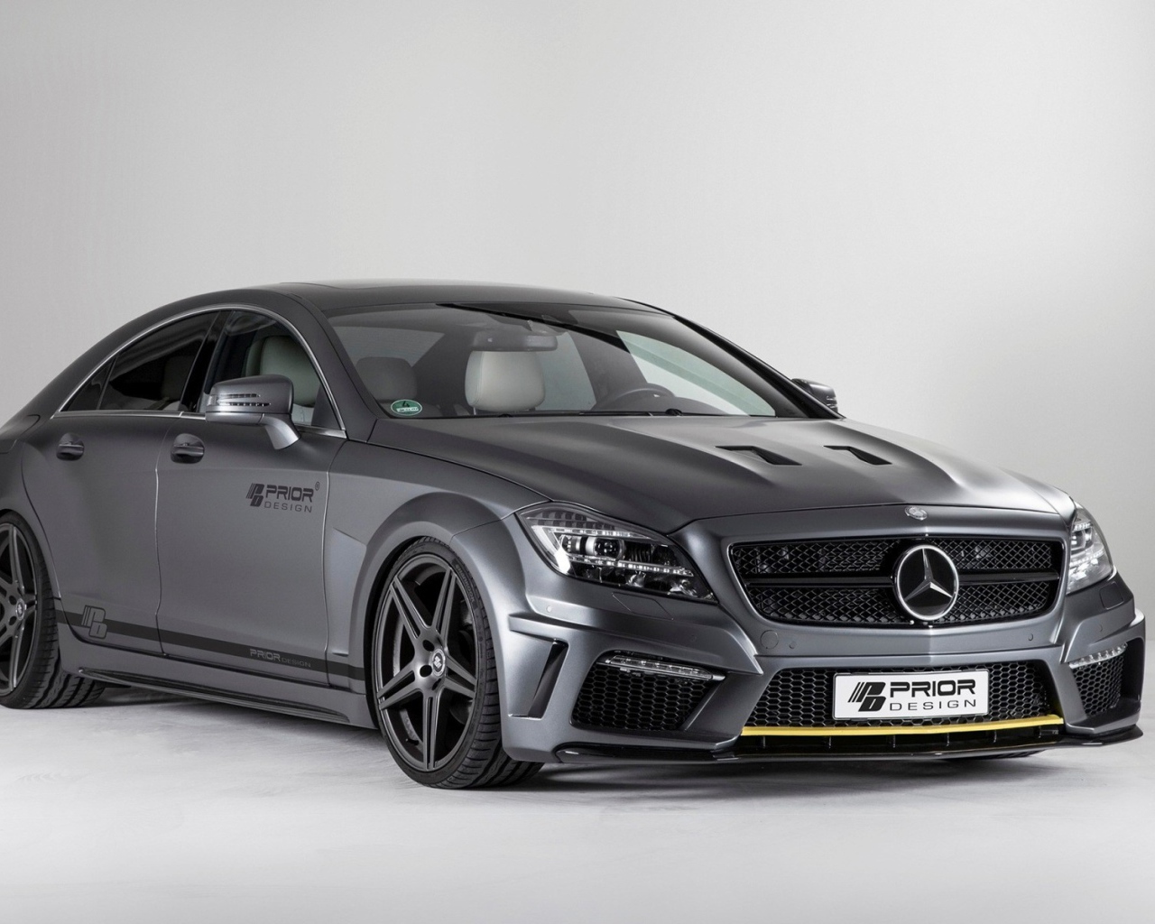 Красивый Mercedes-Benz CLS PD550 Black Edition