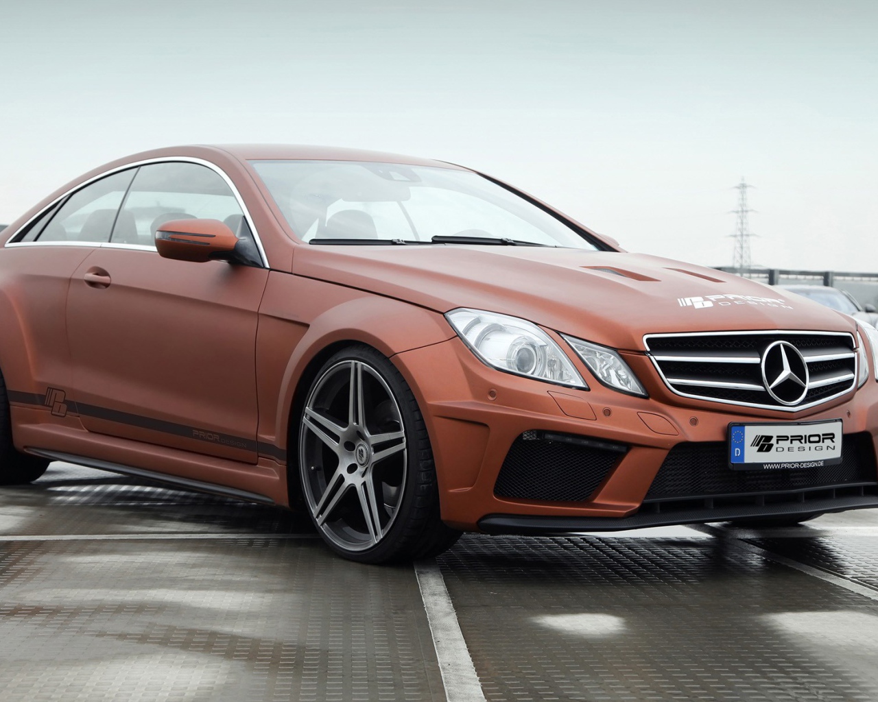 Красивый автомобиль Mercedes-Benz E-Class Coupe PD850 Black Edition