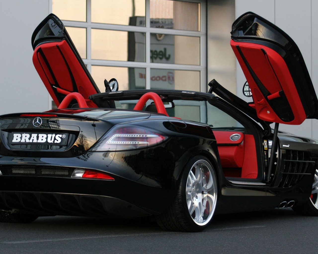 Черный Mercedes с открытыми дверями