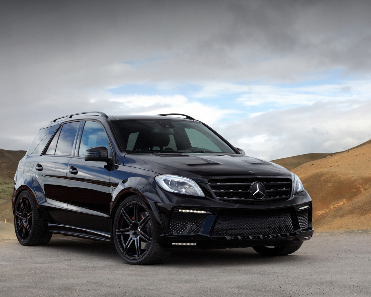 Черный автомобиль Mercedes-Benz ML 63