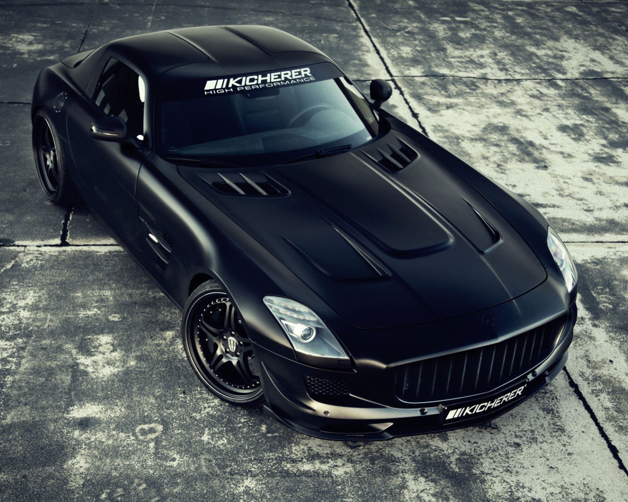 Черный спортивный Mercedes SLS