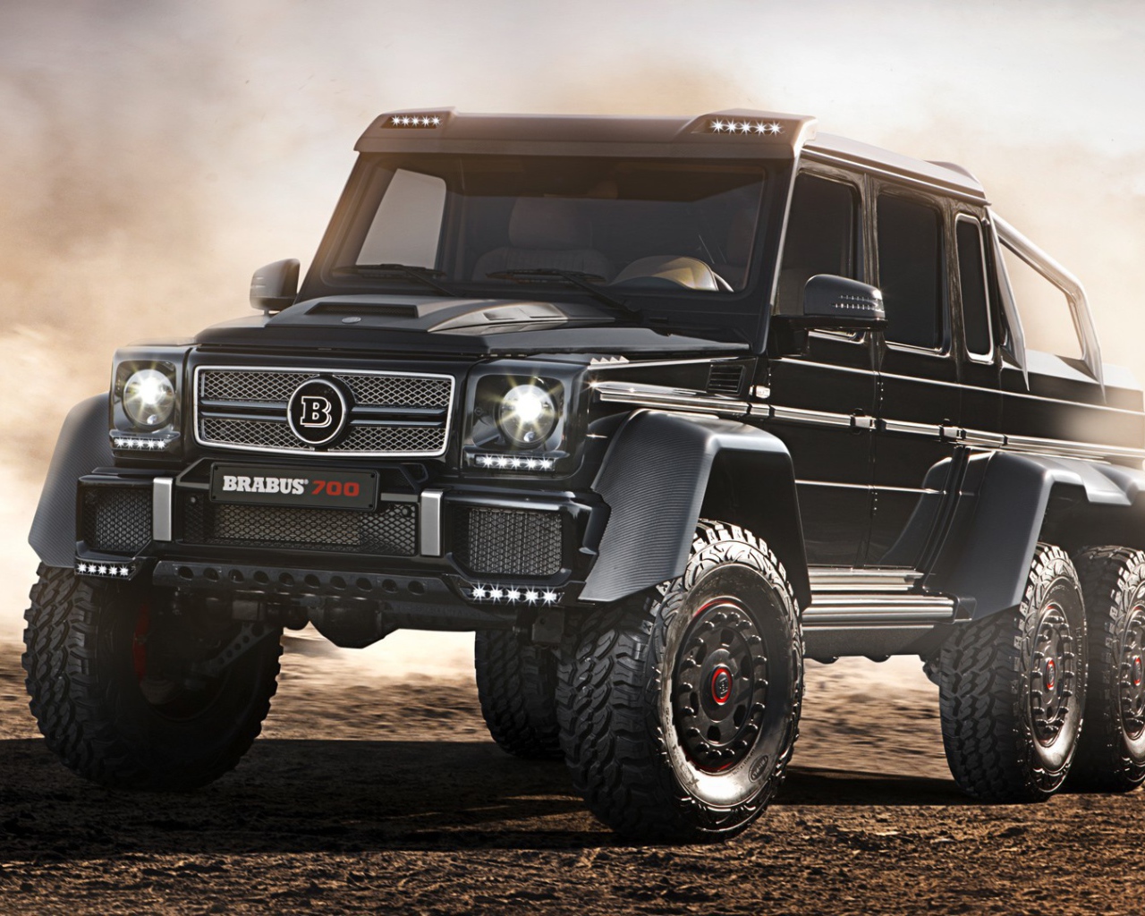 Черный трехосный Мерседес Gelenvagen