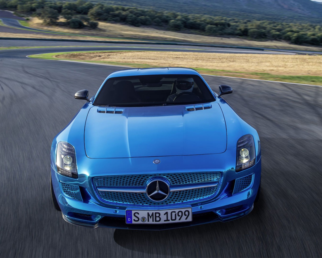 Голубой Mercedes SLS на гоночном треке