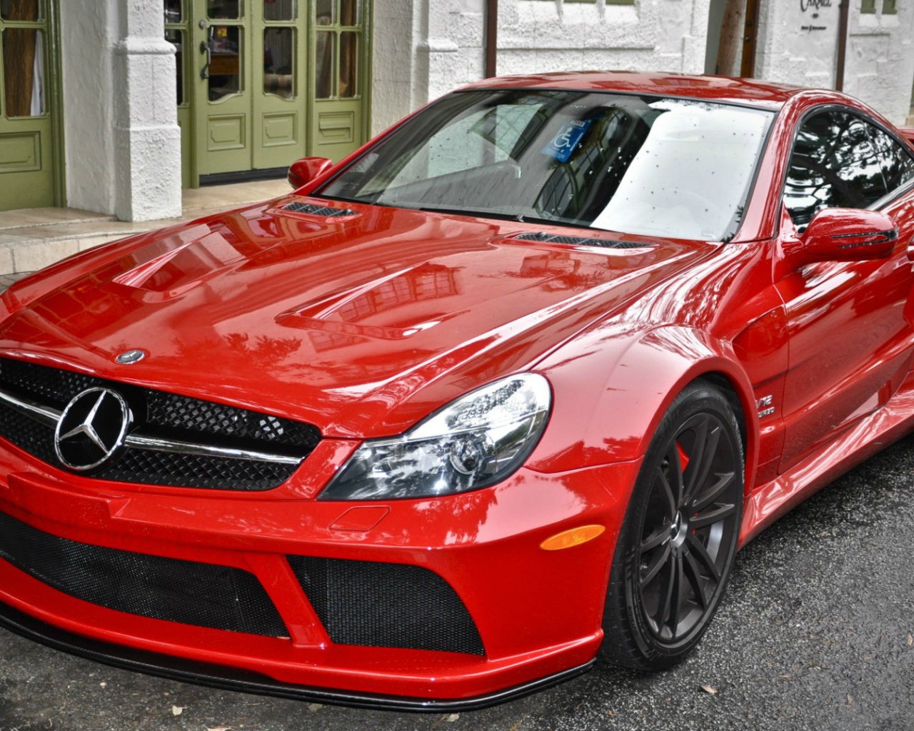 Ярко красный Mercedes-Benz SL65 AMG