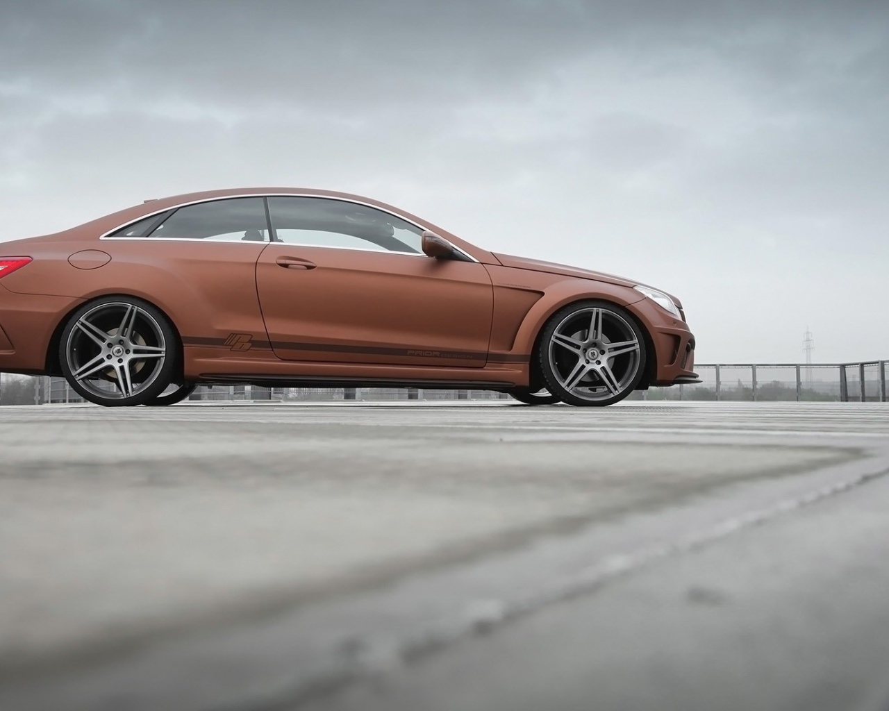 Коричневый Mercedes-Benz на парковке