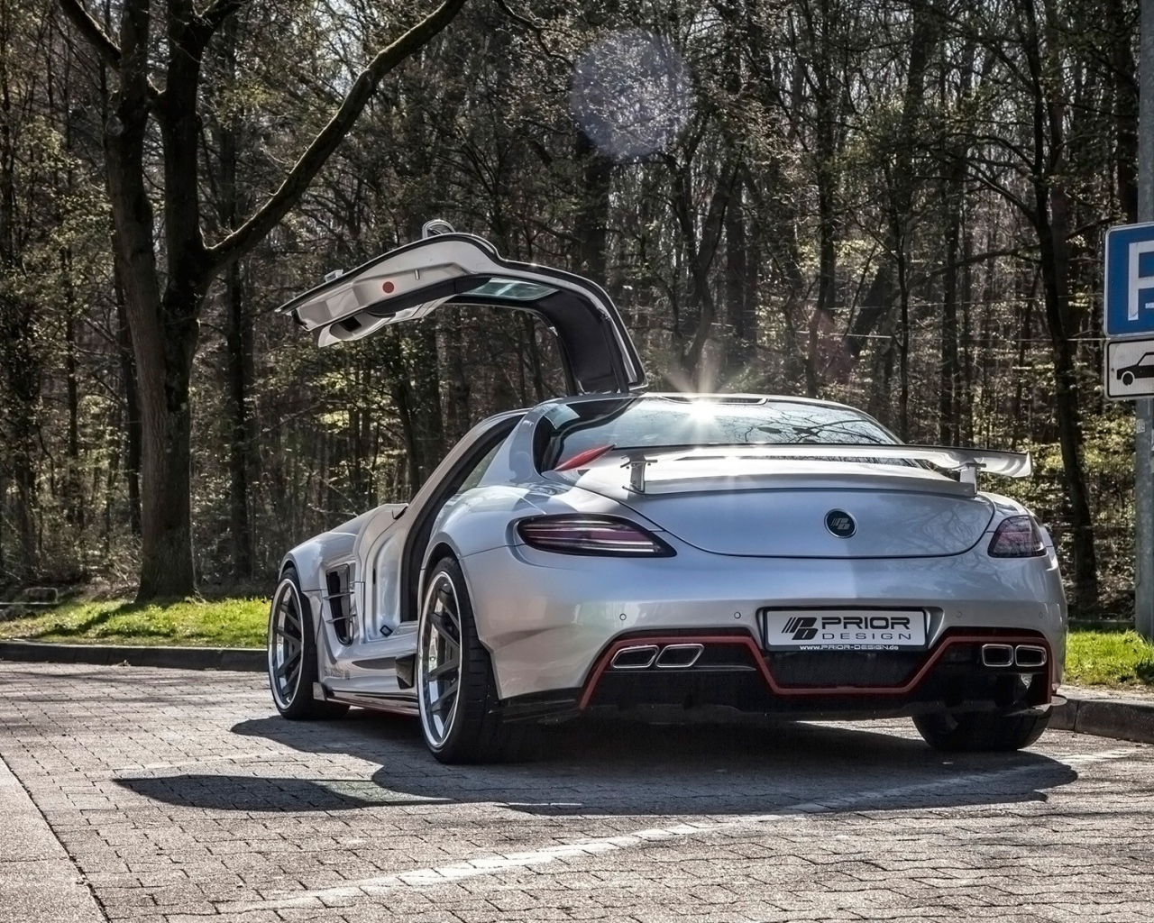 Автомобиль Mercedes-Benz SLS AMG в парке