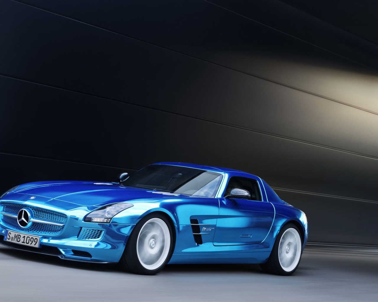 Автомобиль Mercedes SLS цвета голубой металлик