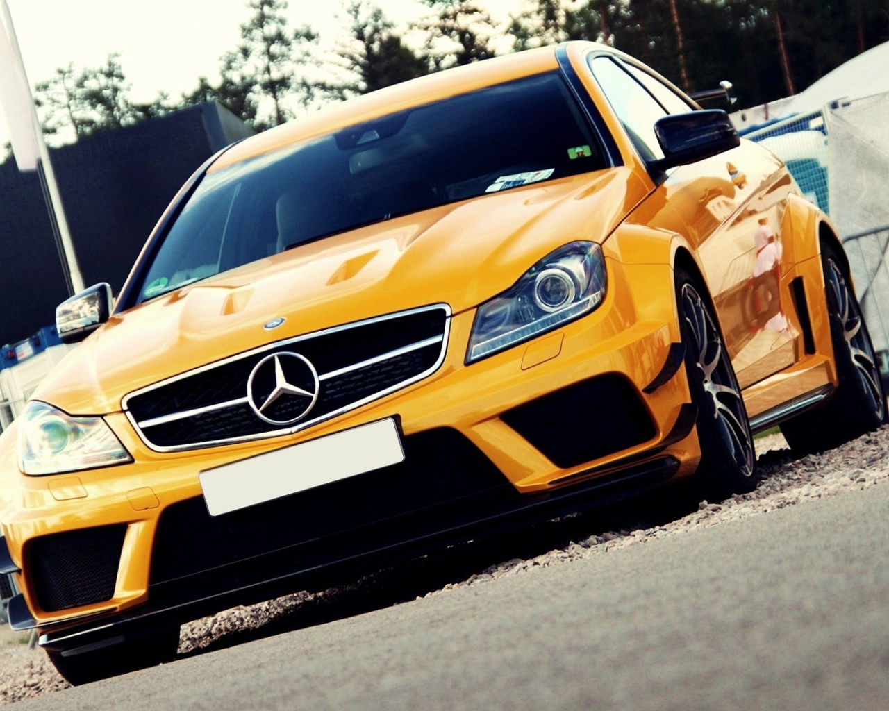 Светло оранжевый Mercedes-Benz