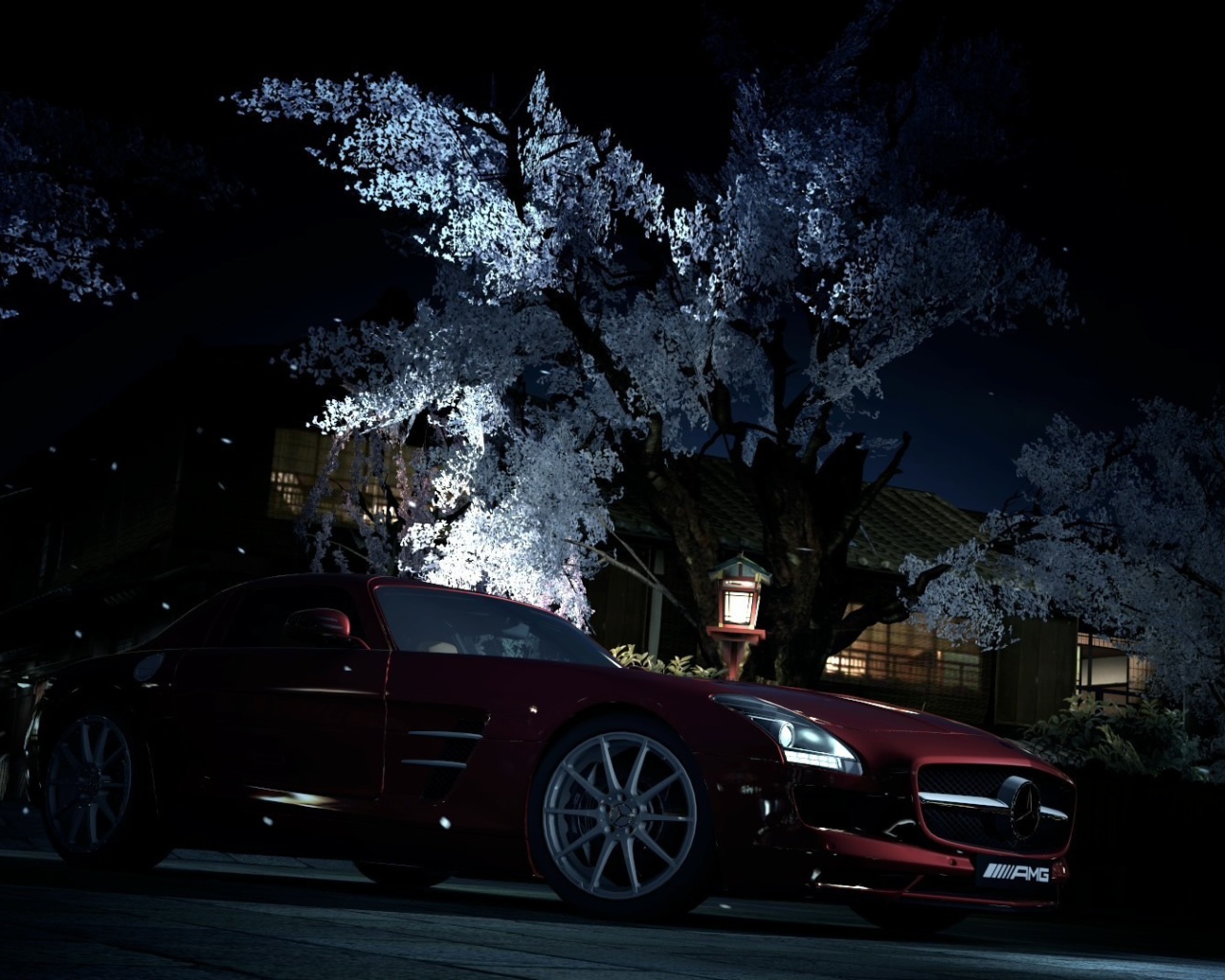 Темно красный Mercedes-Benz на фоне цветущего дерева