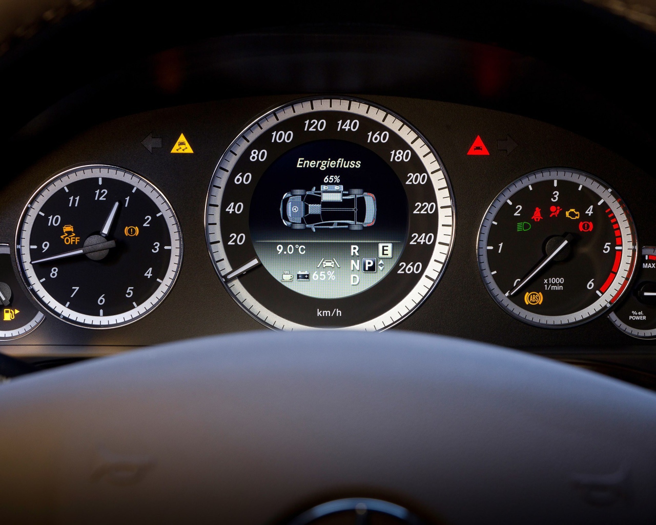 Панель приборов автомобиля Mercedes SLS