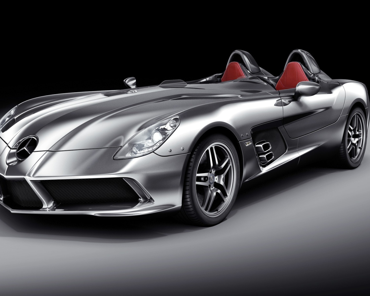 Серебристый двухместный Мерседес