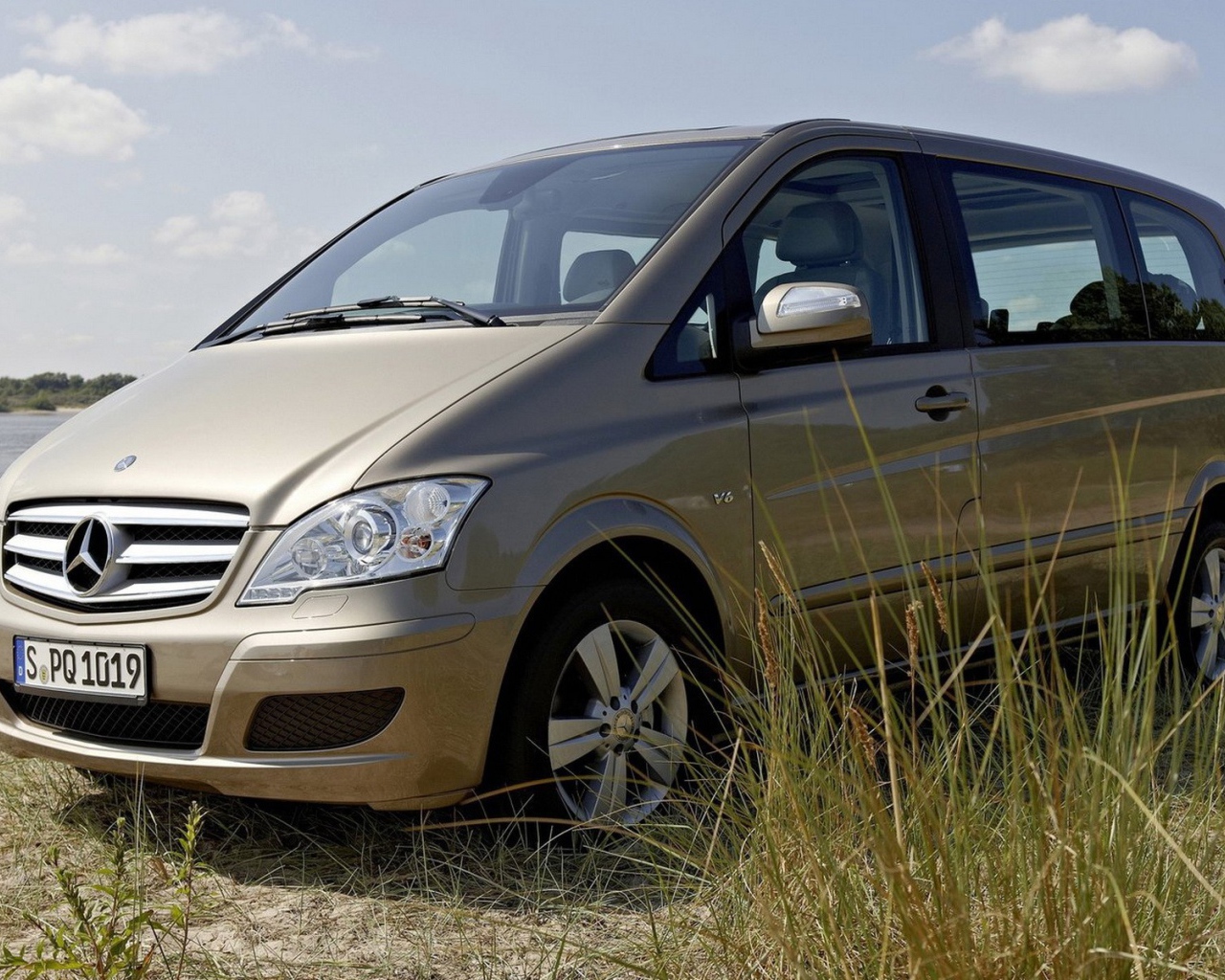 Семейный Мерседес на берегу водоема