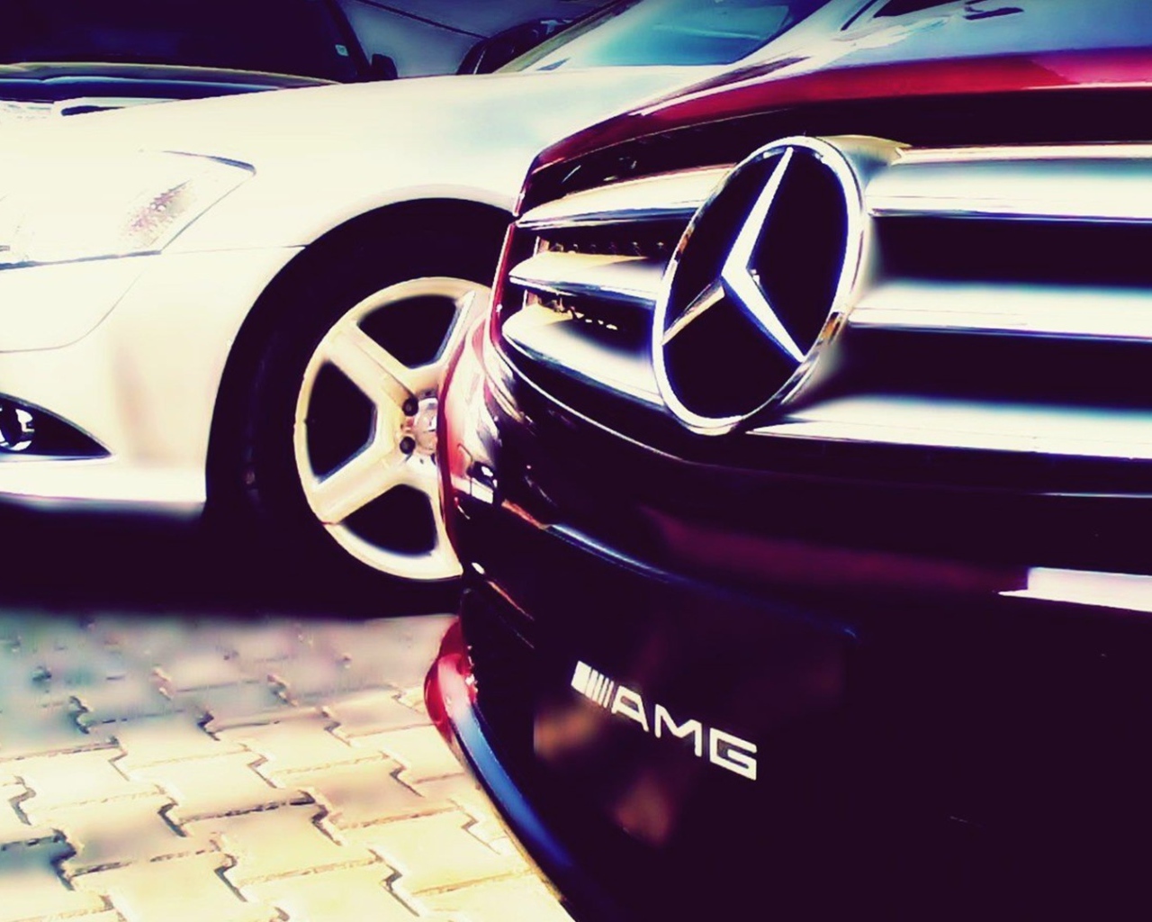 Радиаторная решетка вишневого Mercedes-Benz