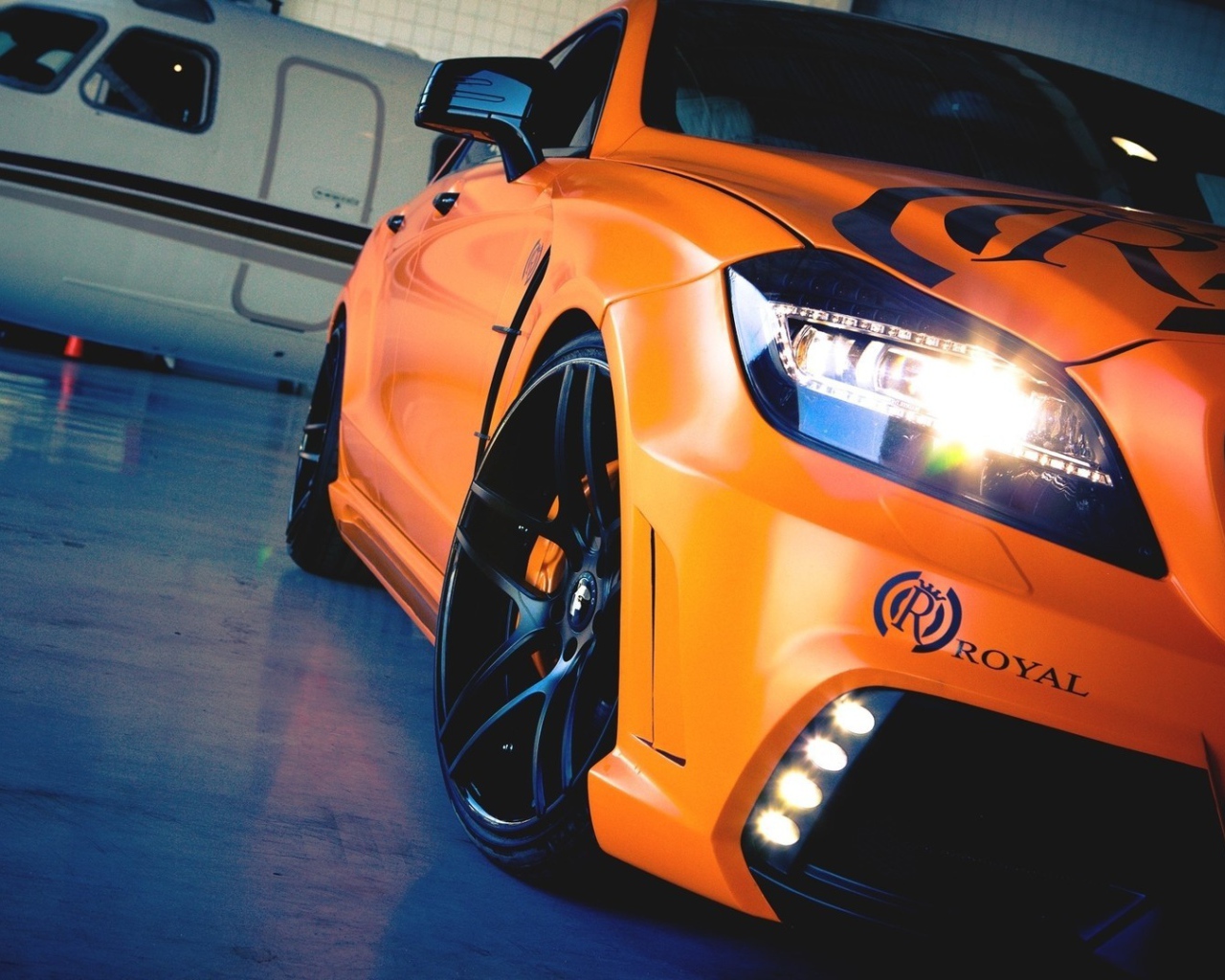 Фара оранжевого Mercedes-Benz