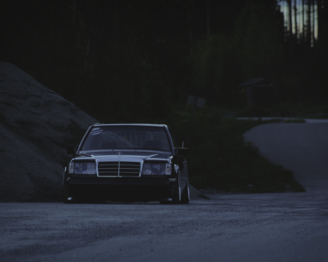 Старый Mercedes-Benz в полумраке