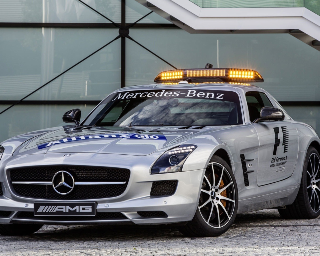 Полицейский автомобиль Мерседес