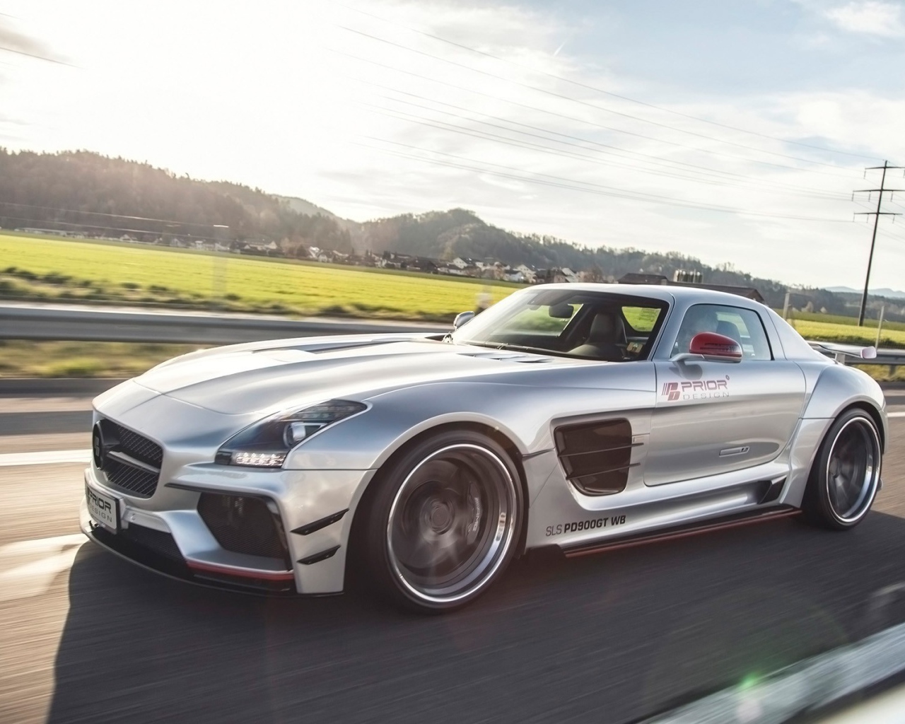 Быстрый серебристый Mercedes-Benz SLS AMG