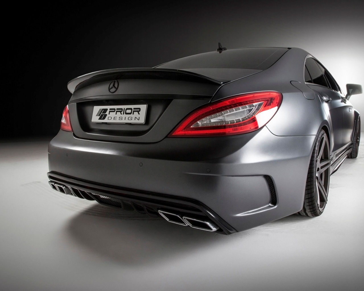 Вид сзади на Mercedes-Benz CLS PD550 Black Edition