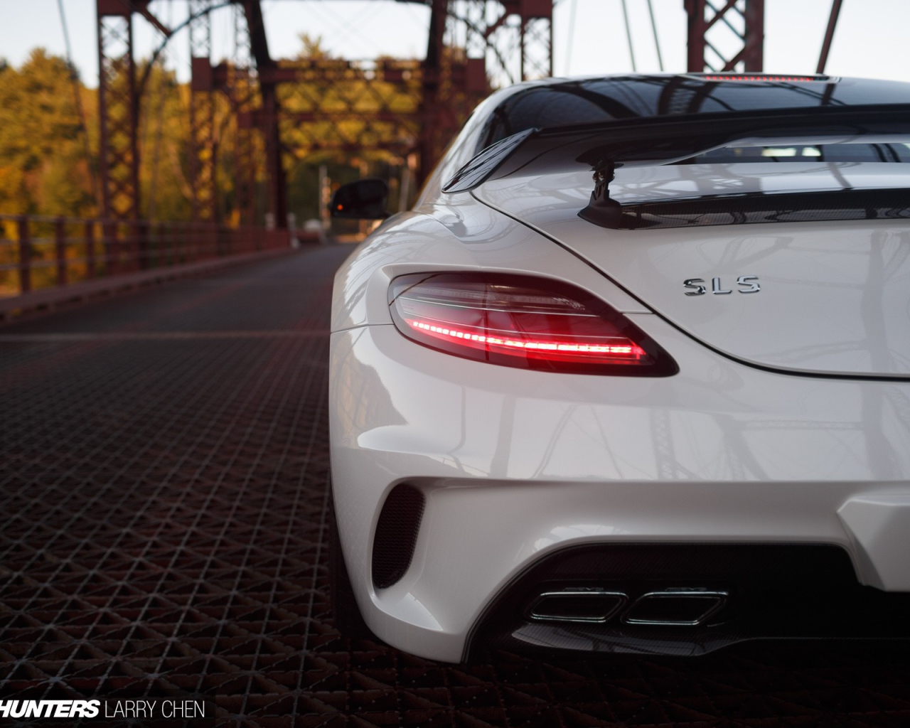 Вид сзади на белый Mercedes SLS