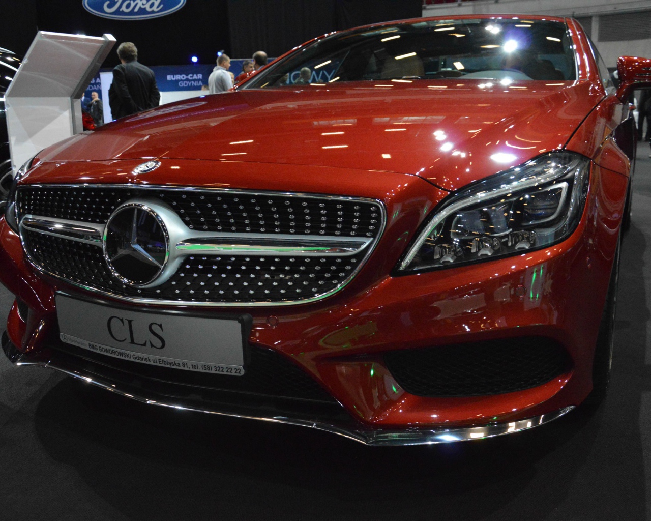 Красный Mercedes-Benz CLS на автосалоне