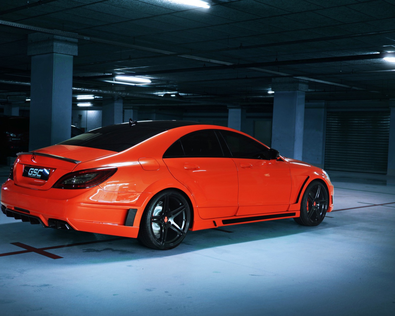 Красный Mercedes-Benz на парковке в подвале