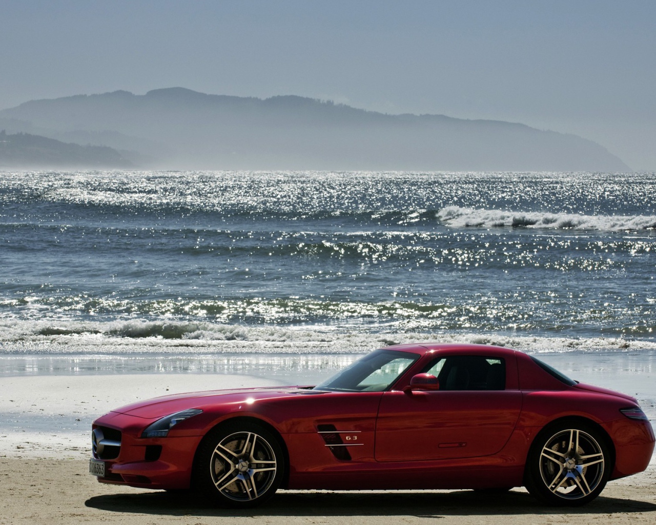 Красный Мерседес на песке пляжа