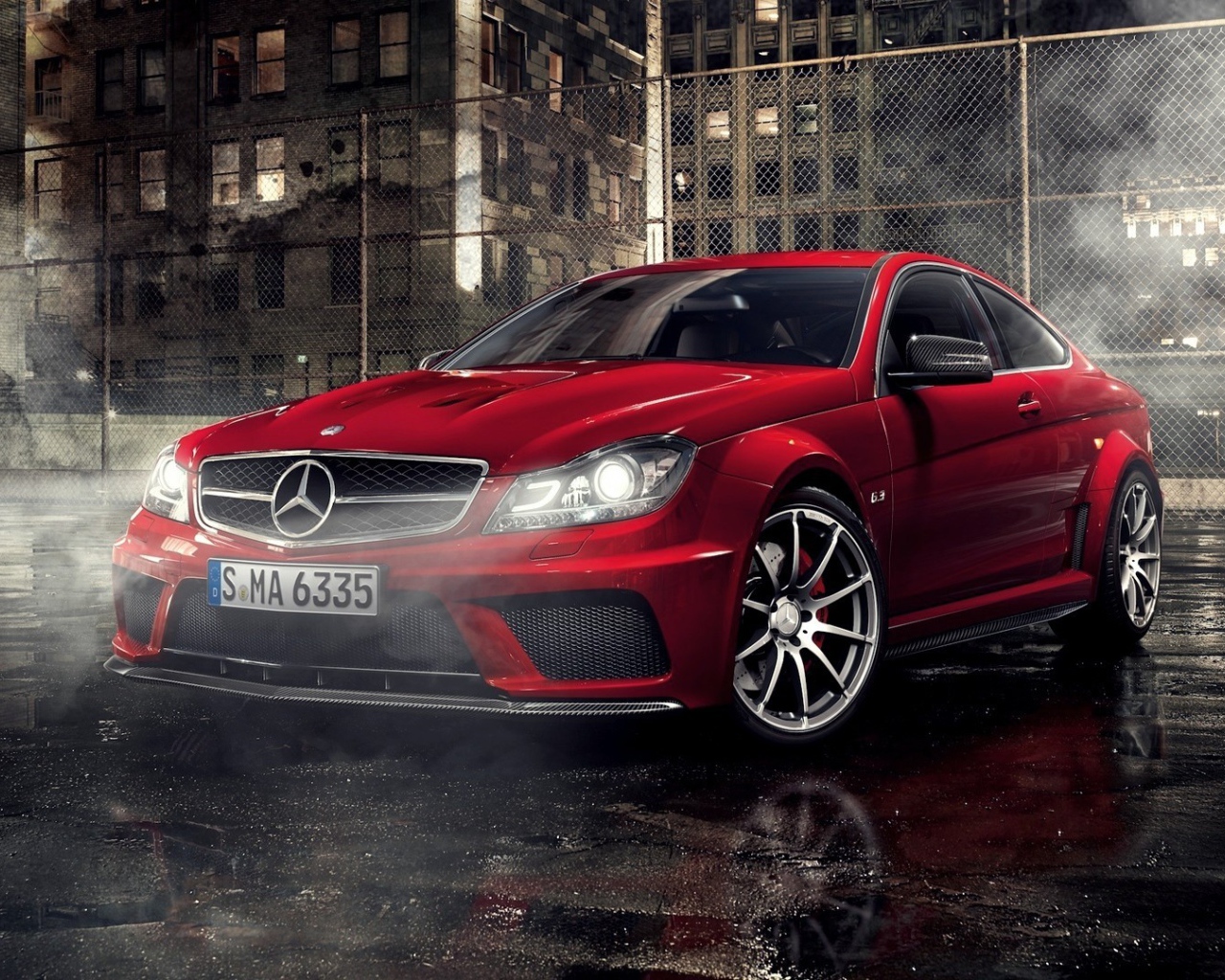 Красный суперкар Mercedes-Benz