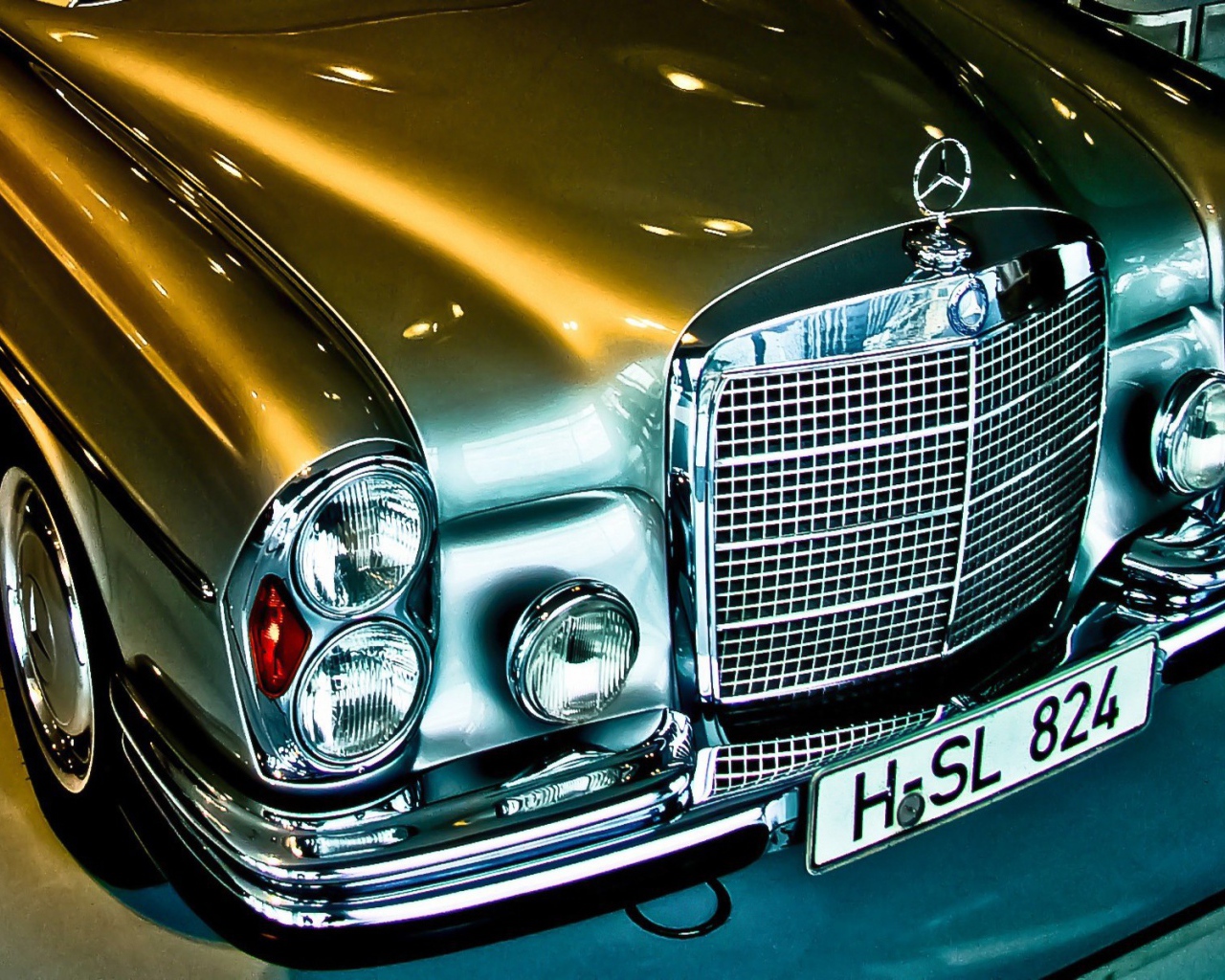 Серебристый Mercedes-Benz 300 SEL 6.3