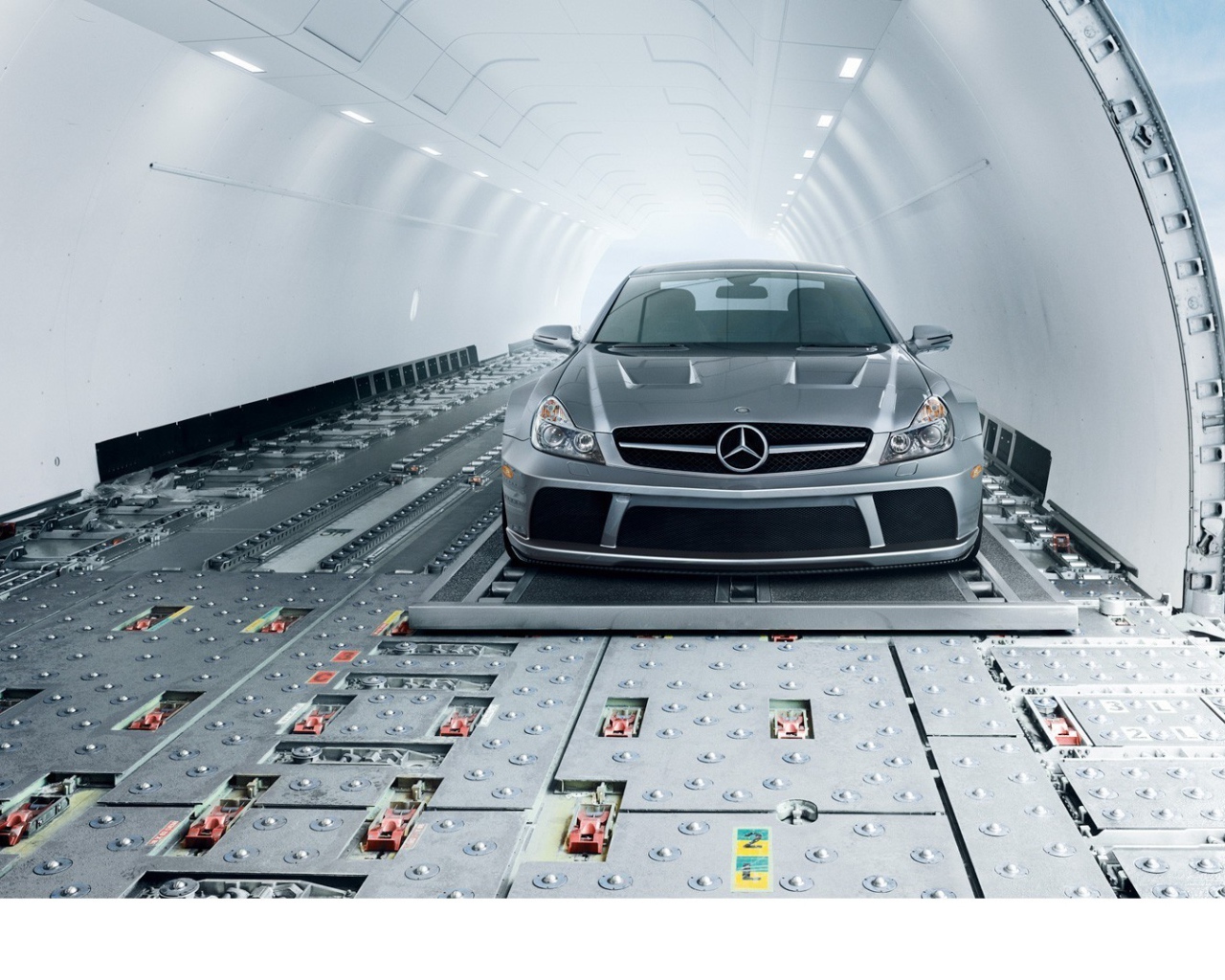 Серебристый Mercedes-Benz в транспортном самолете