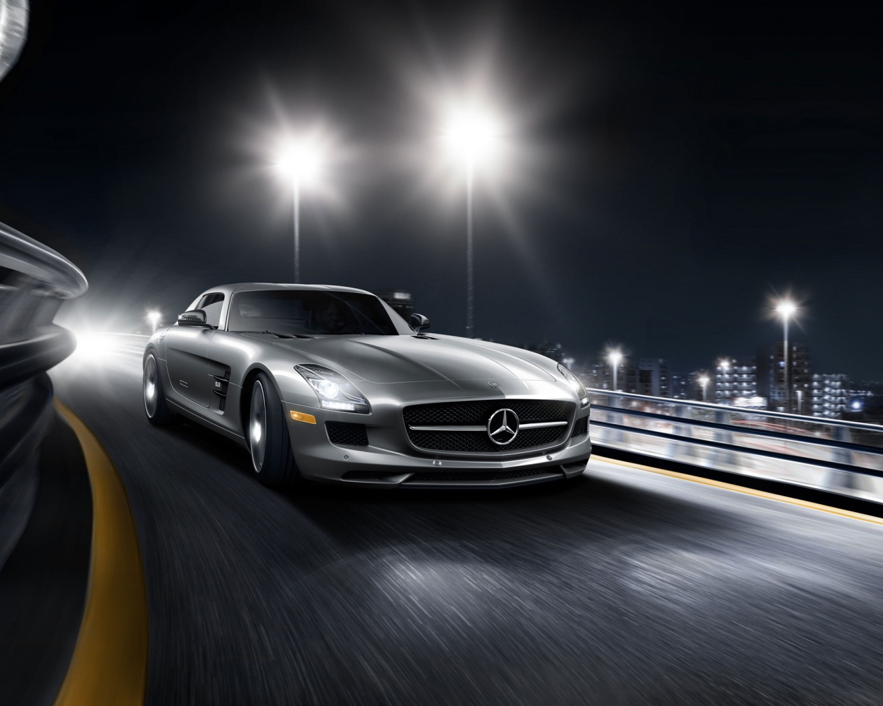 Серебристый спортивный Мерседес на повороте