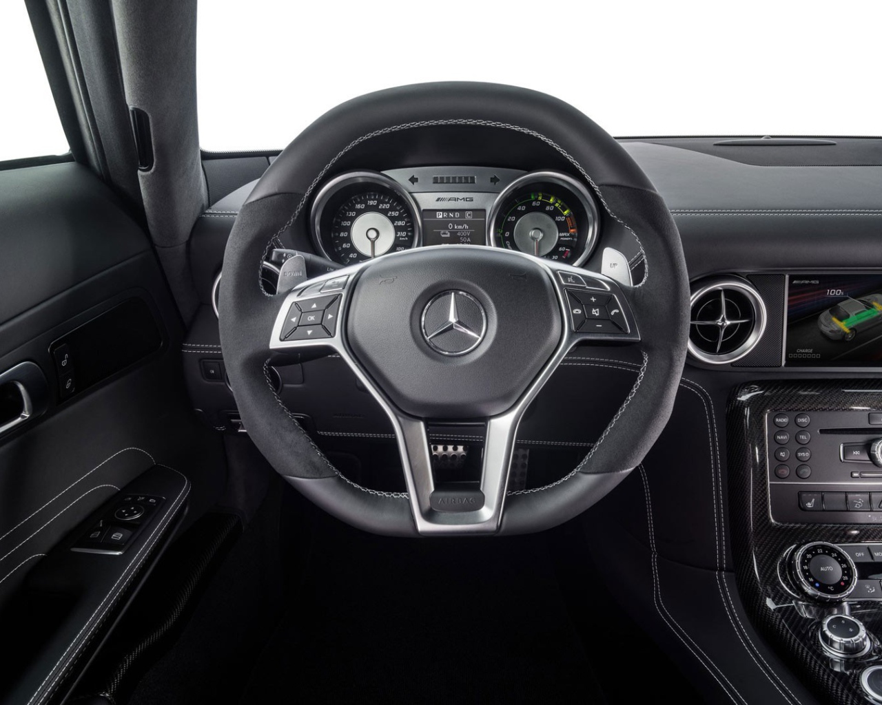 Руль и приборы автомобиля Mercedes SLS