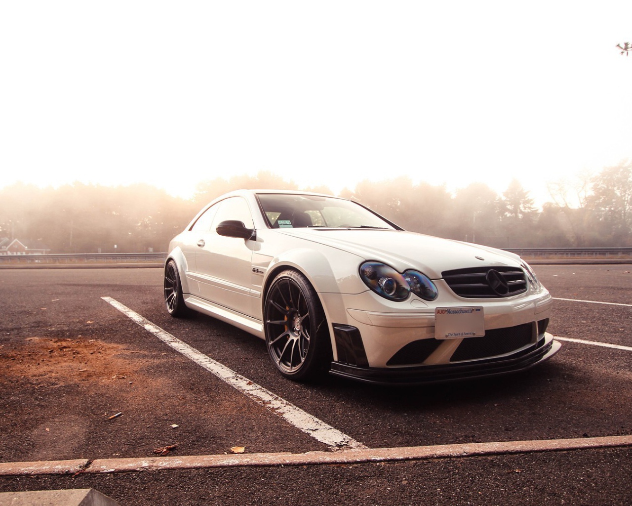 Белый Mercedes-Benz на парковке