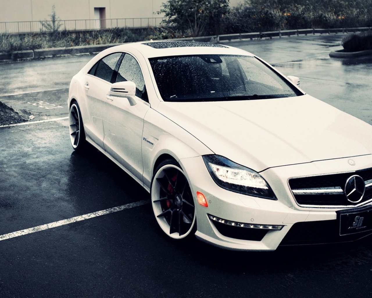 Белый супер автомобиль Mercedes-Benz