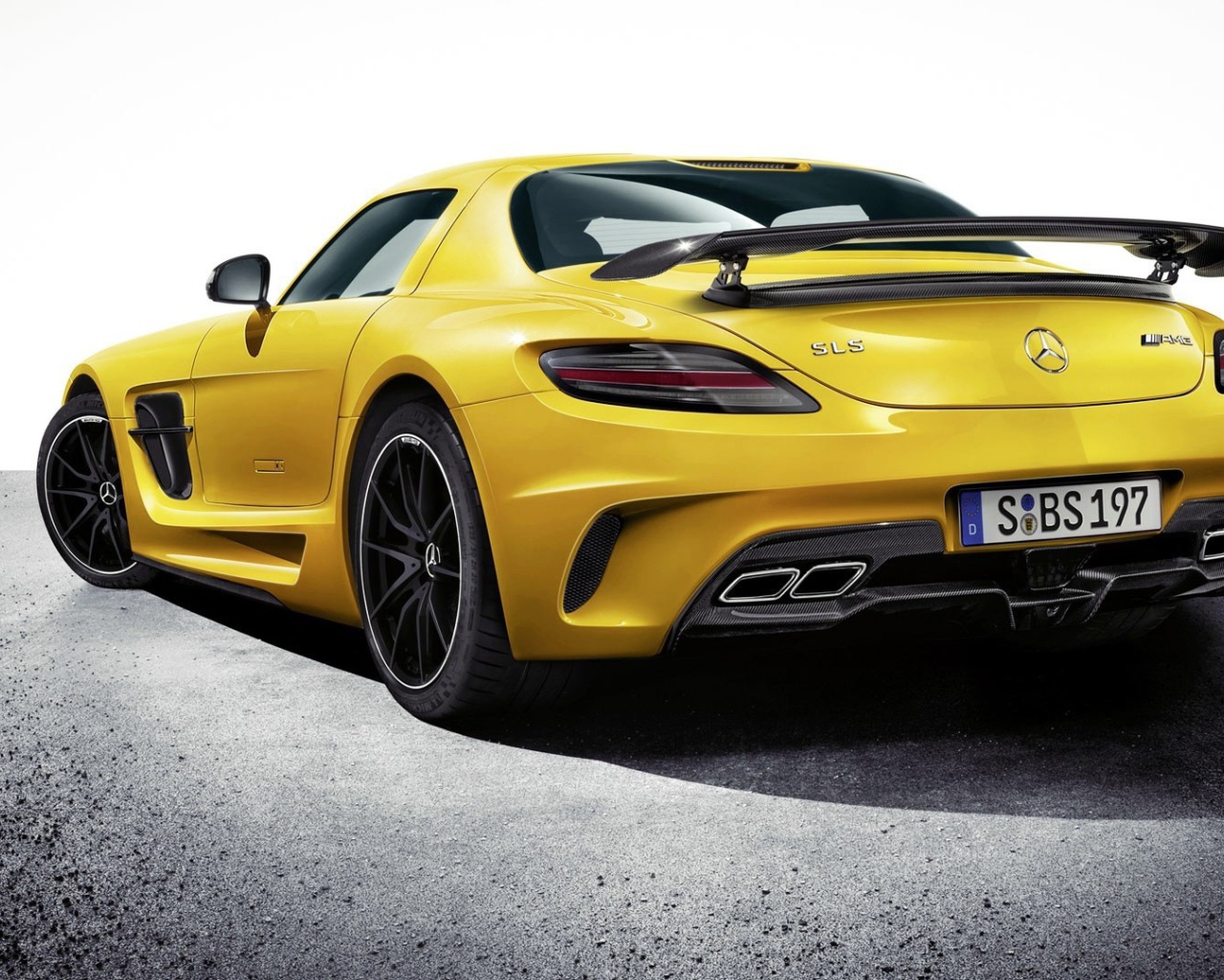 Желтый спортивный Mercedes-Benz