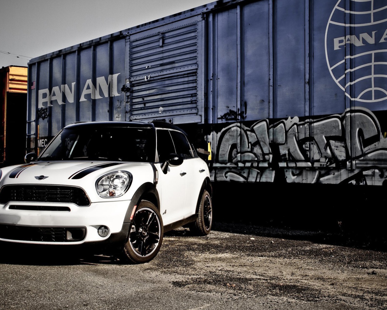 Белый Mini Cooper возле железной дороги