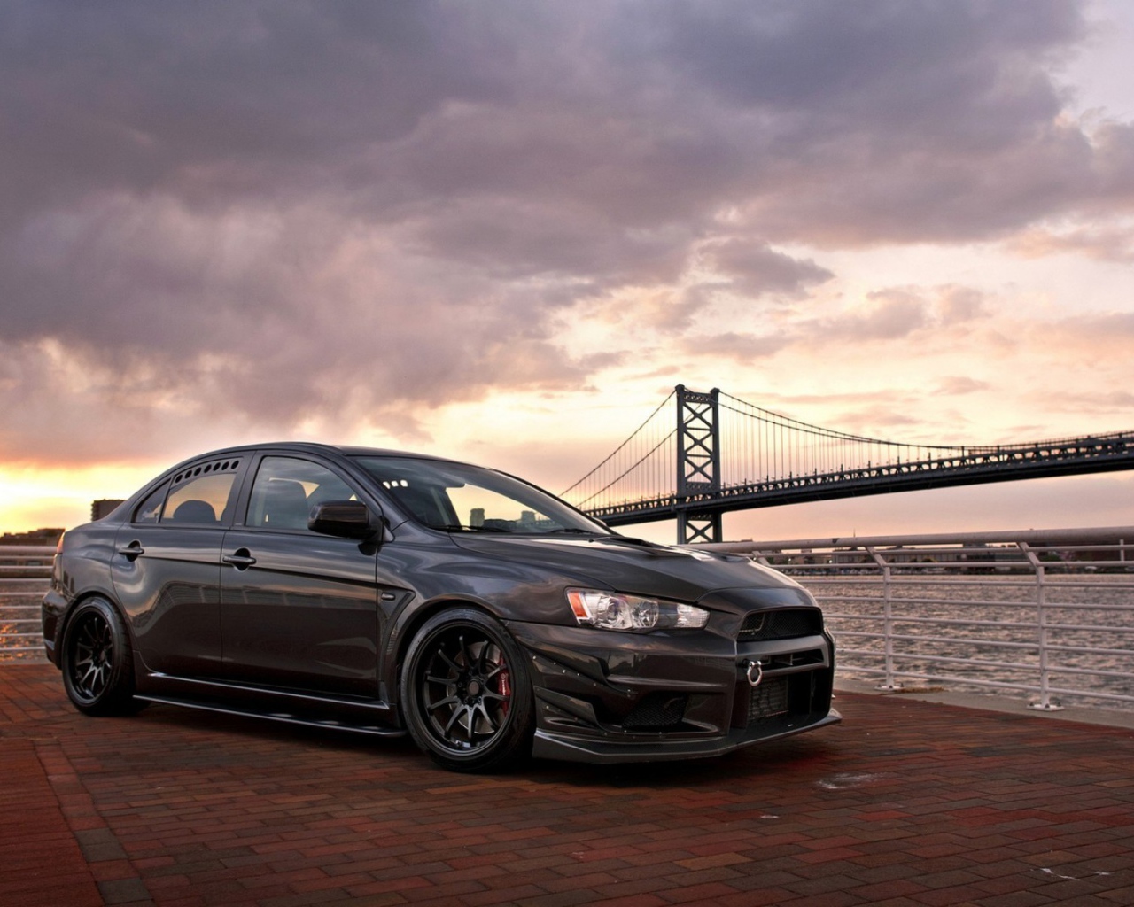 Красивый Mitsubishi Lancer Evo X на фоне моста