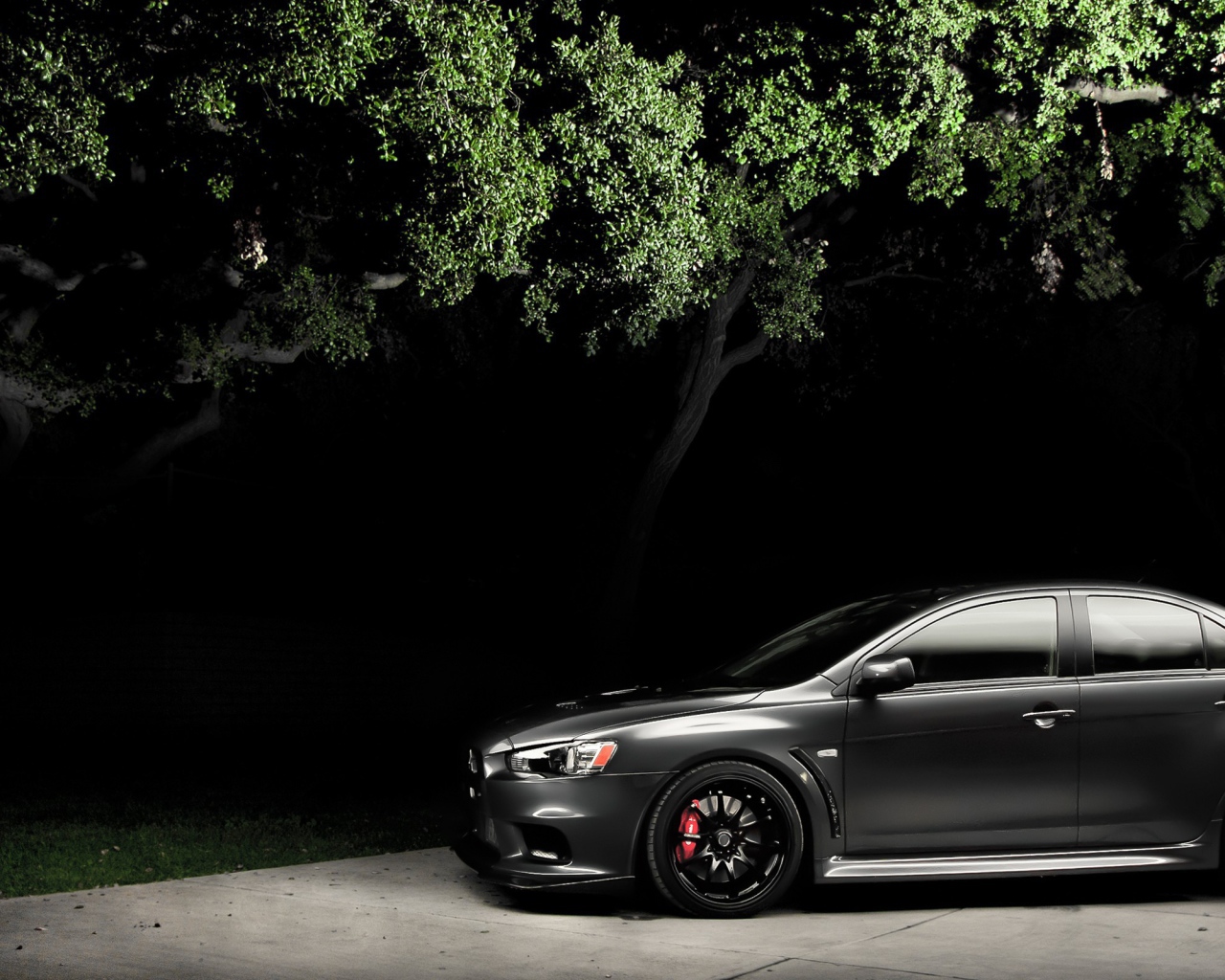 Черный Mitsubishi Lancer Evo X в ночи